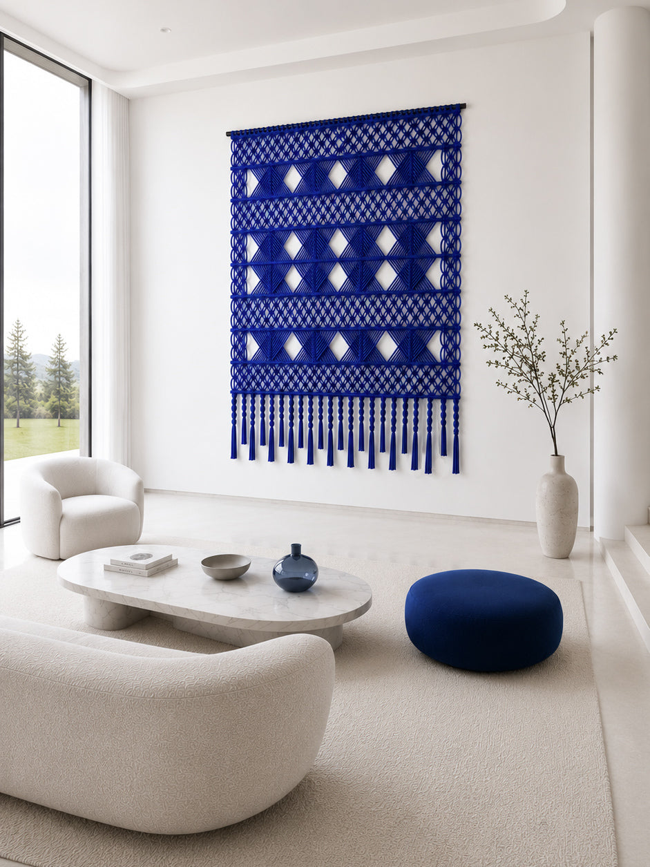 Duża chabrowa dekoracja ścienna WALLART NORDART w jasnym, minimalistycznym salonie 
